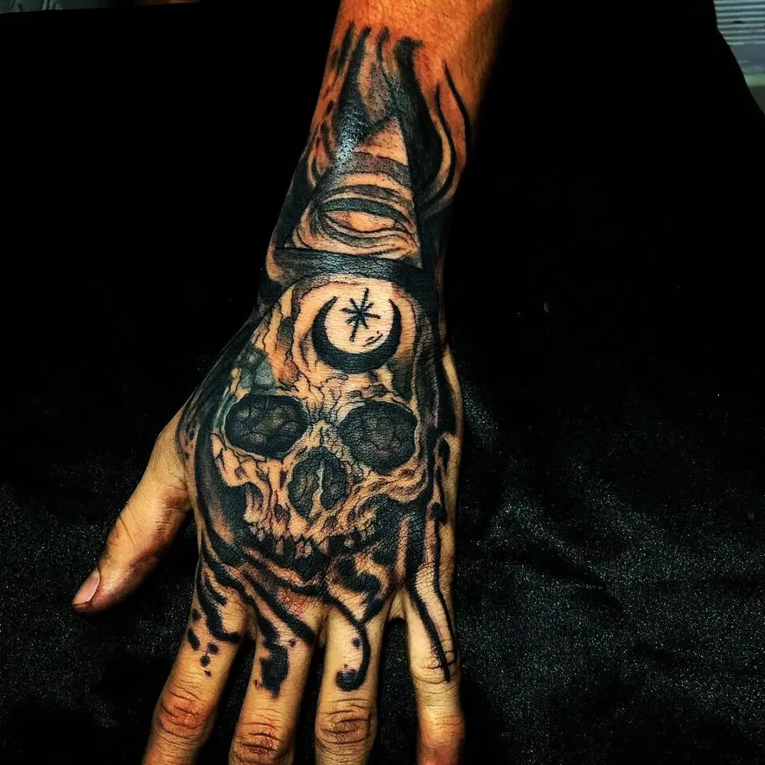 Cráneo en blackwork con negro sólido tatuado en la mano