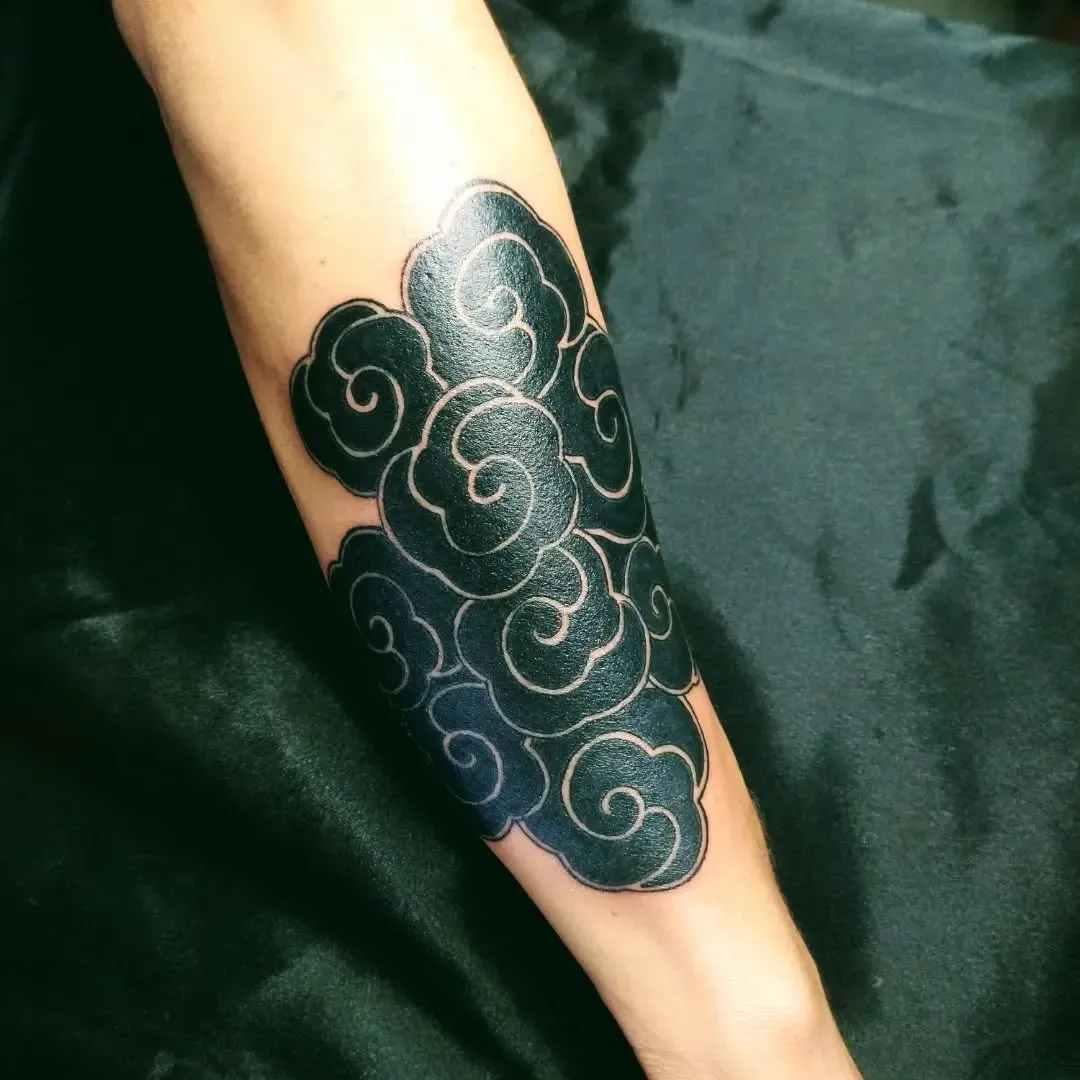Nubes de estilo oriental en negro sólido