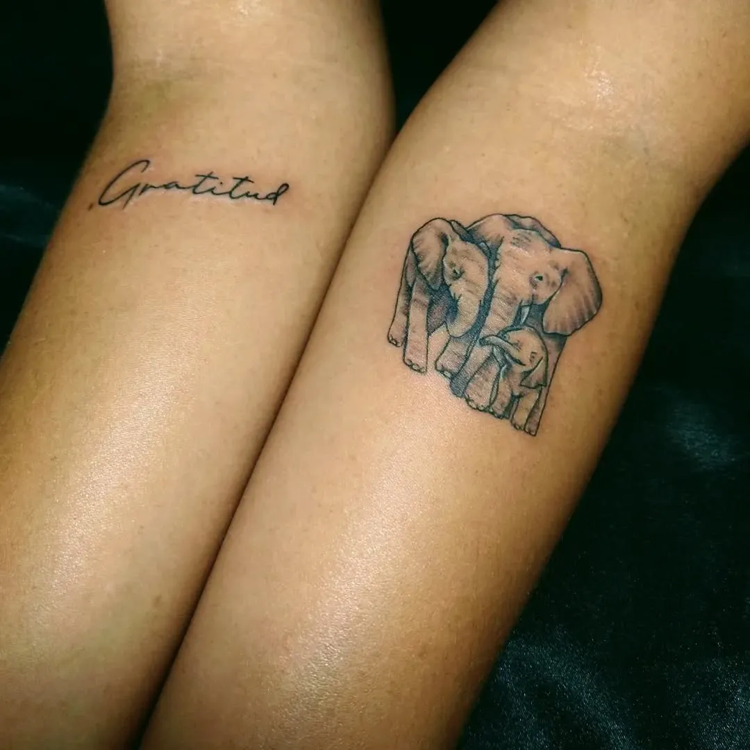 Dos elefantes pequeños en línea fina junto a una frase escrita a mano