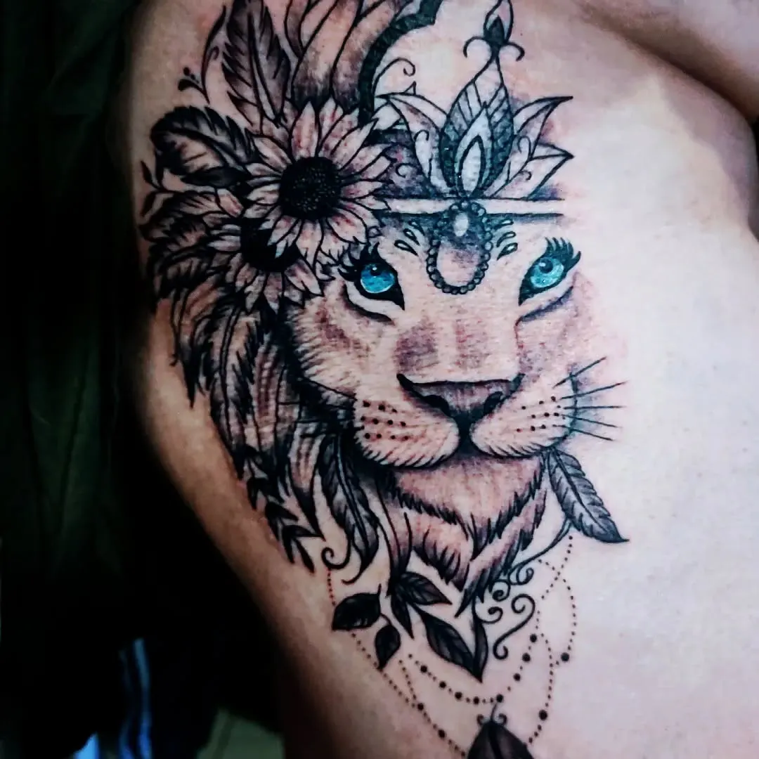 León con flores y ornamento en línea fina