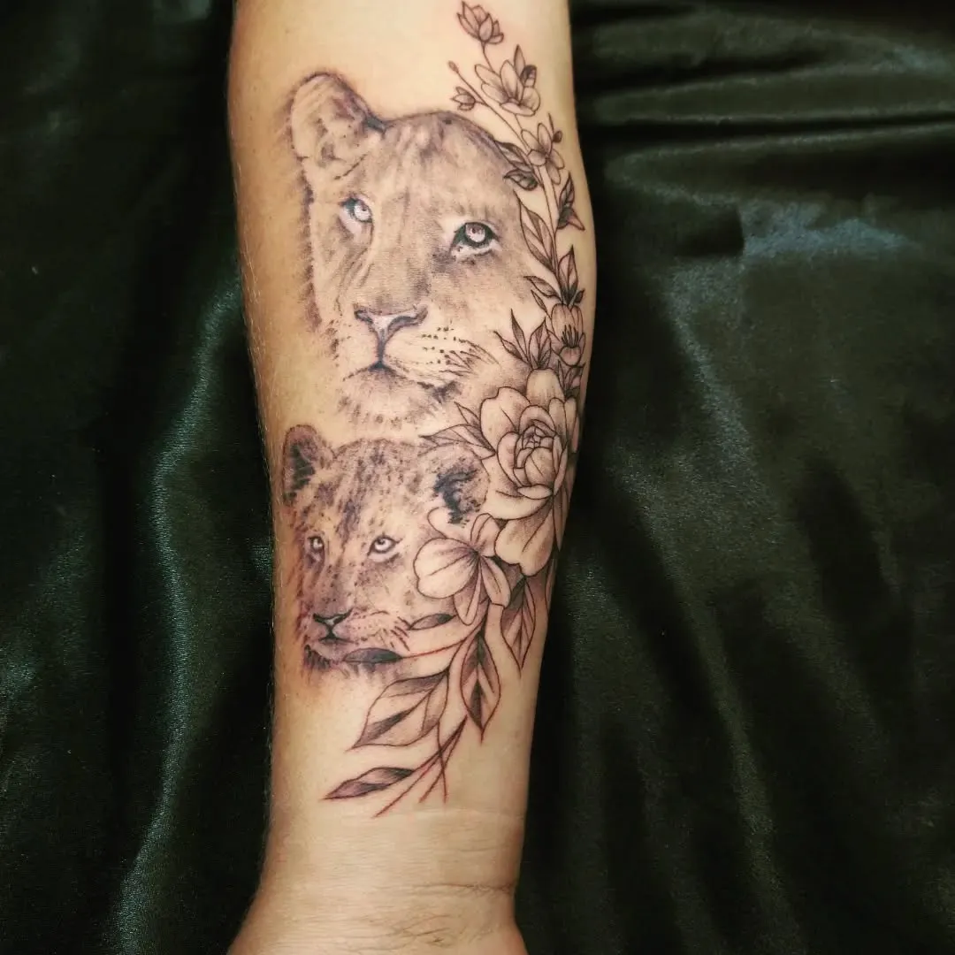 Leona y su cachorro en línea fina con flores