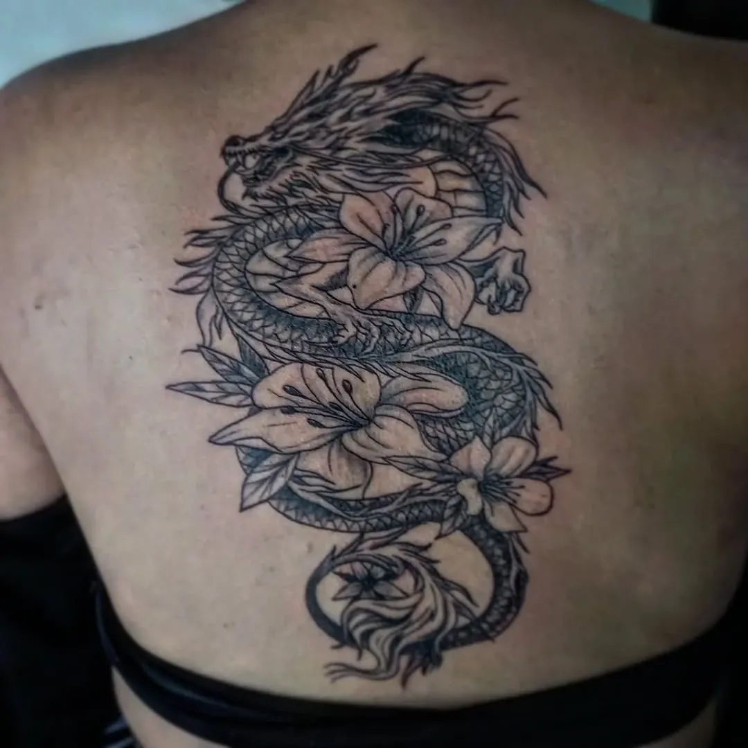 Dragón japonés de línea fina con flores, extendido sobre la espalda