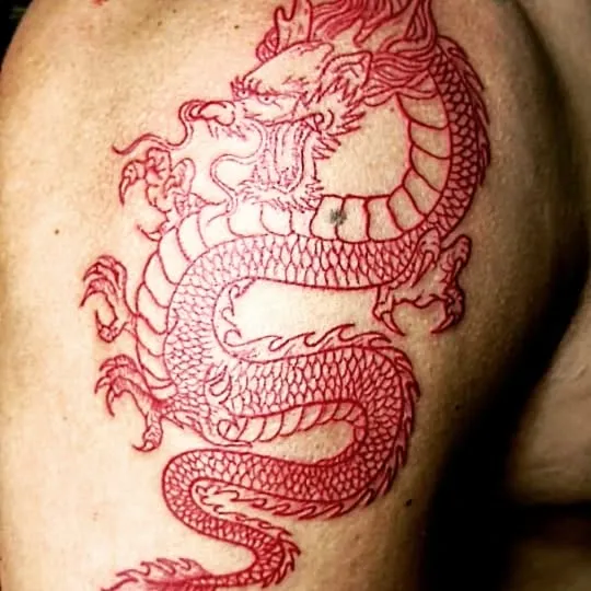 Dragón japonés tatuado solo con tinta roja
