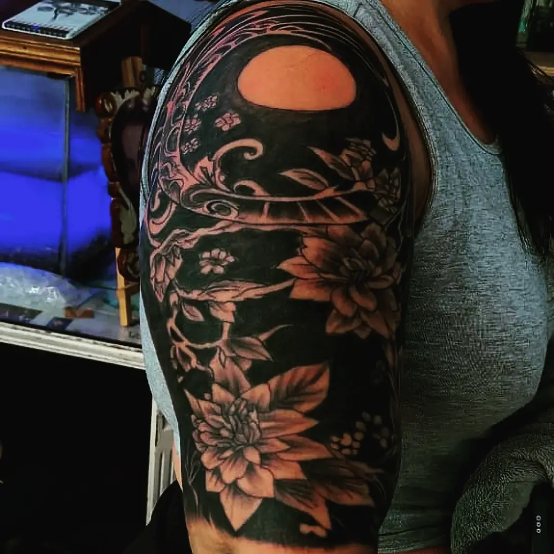 Hombro y brazo con flores, luna y olas en estilo japonés