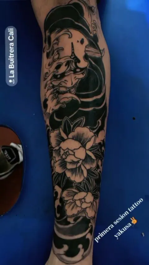Pierna con una máscara hannya y peonías en estilo japonés, negro y gris