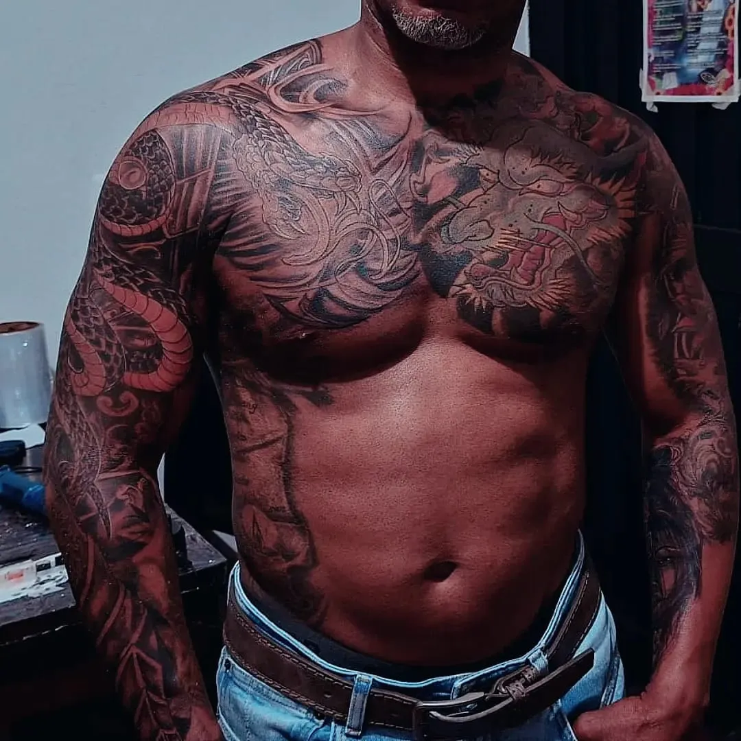 Torso completo en estilo japonés con dragones y koi, en negro y gris