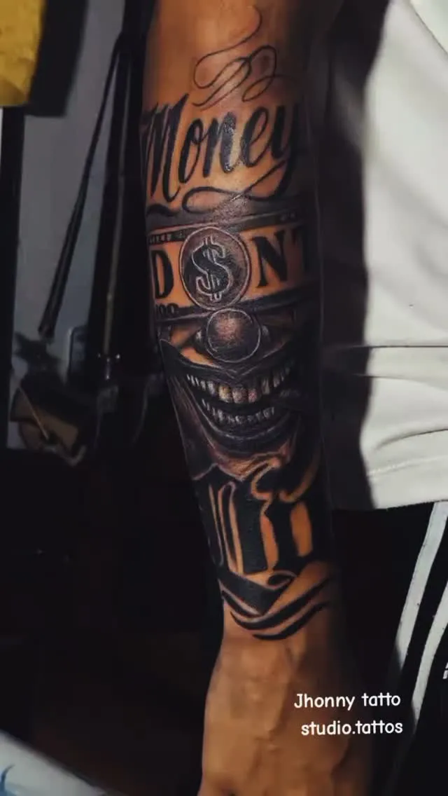 Lettering en el antebrazo con sombras marcadas y una calavera integrada en la composición