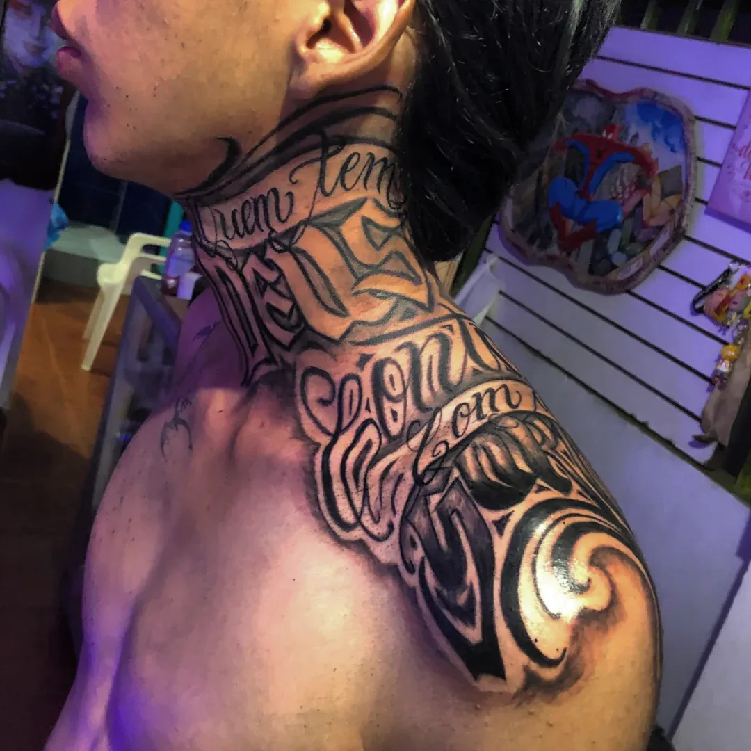 Lettering en cuello y hombro con letra gótica ornamentada