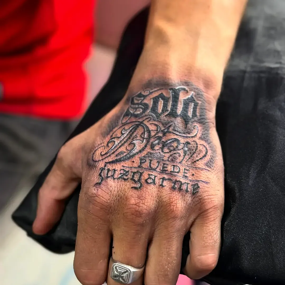 Lettering en el dorso de la mano con la frase Solo Dios puede juzgarme