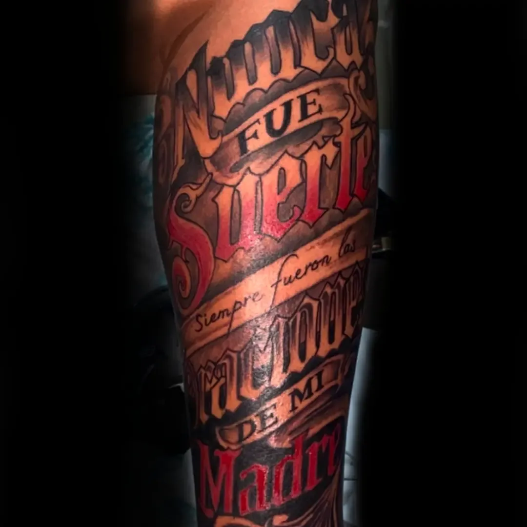 Lettering gótico en la pierna con letras grandes y detalles en rojo