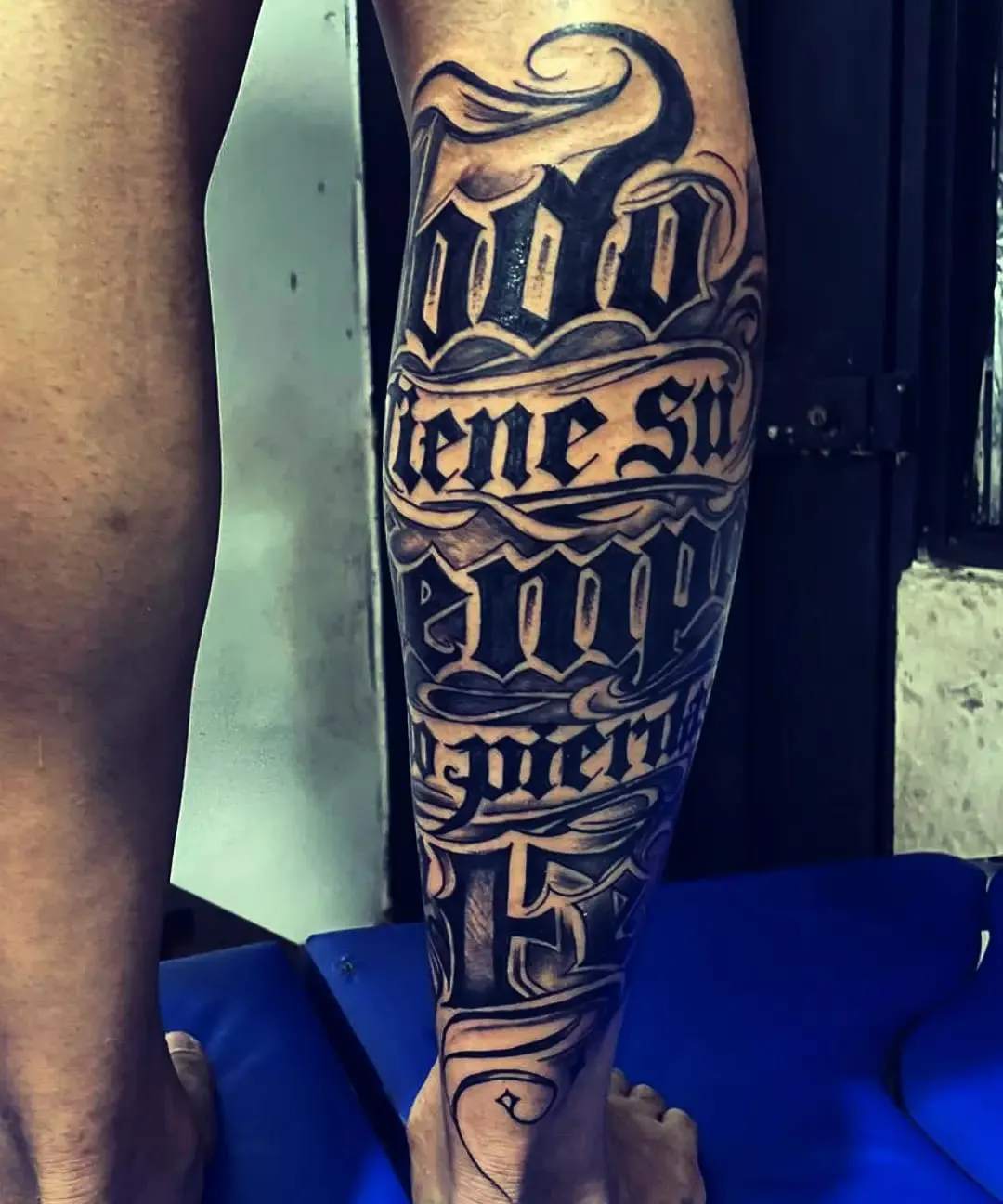 Lettering gótico en la pantorrilla con sombra y volumen