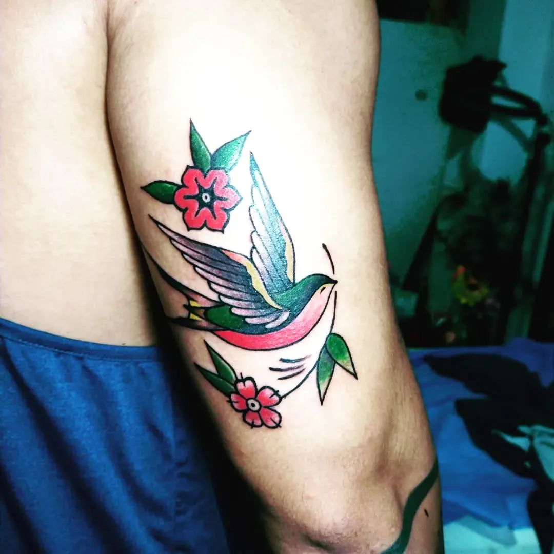 Golondrina con flores en estilo tradicional a color