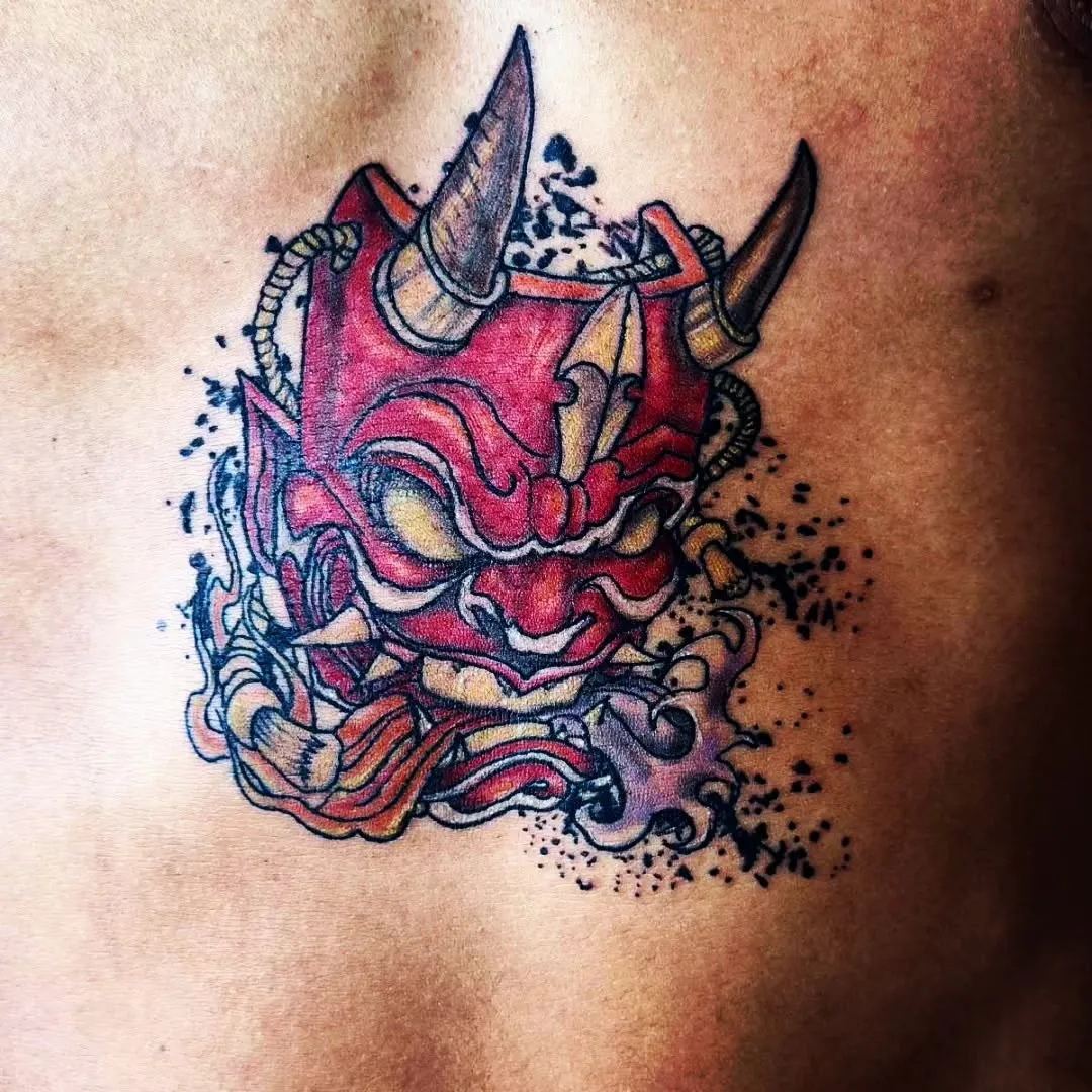 Máscara hannya en rojo con salpicado de tinta, estilo neotradicional