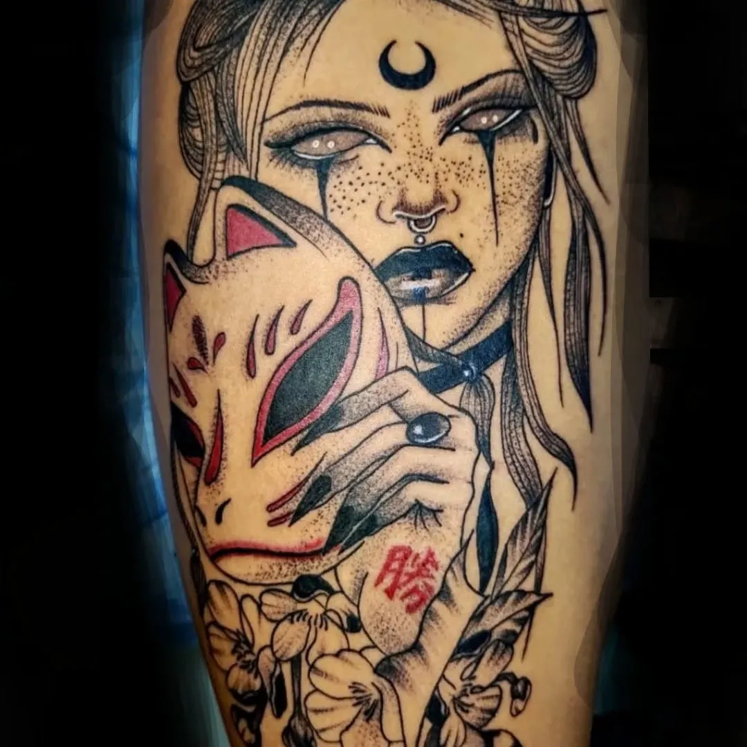 Mujer con máscara kitsune en estilo neotradicional con flores