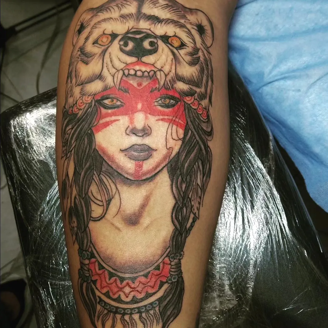 Mujer con tocado de oso en estilo neotradicional a color