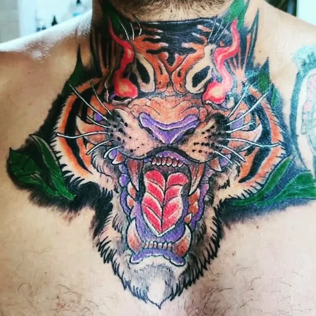 Tigre rugiendo a color en estilo neotradicional sobre el pecho y el cuello