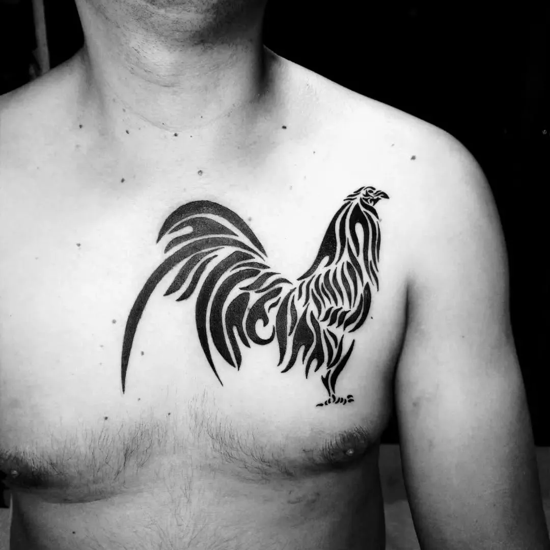 Gallo dibujado con trazos neotribales en negro sólido sobre el pecho