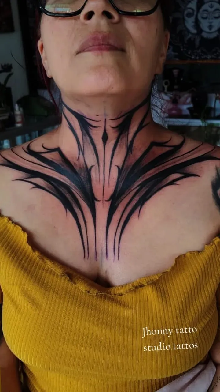 Pieza neotribal en pecho y cuello, negro sólido
