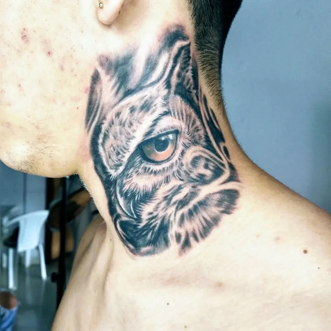 Lobo realista en negro y gris tatuado sobre el cuello