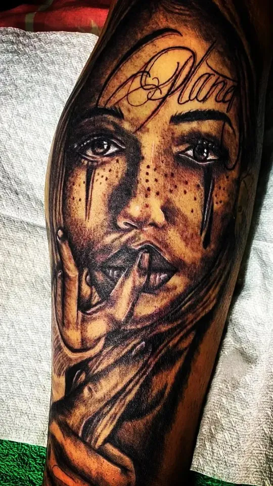 Retrato realista de una mujer con pecas y lágrimas en negro y gris