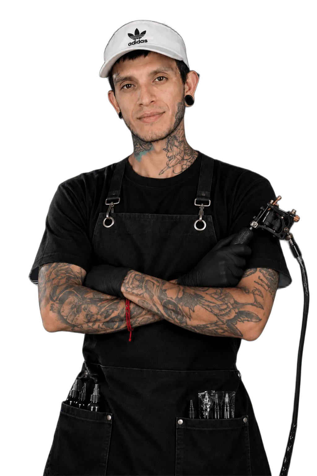 Jhonny Tatto, tatuador en Cali, con la máquina de tatuar en la mano